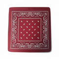 Pañoleta Alegonz Store de color rojo con estampado paisley blanco, tela suave y liviana de estilo urbano.