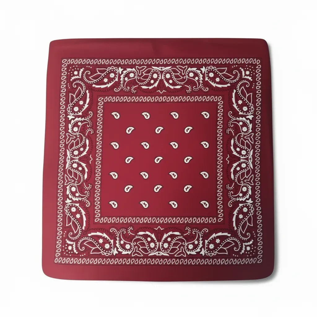 Pañoleta Alegonz Store de color rojo con estampado paisley blanco, tela suave y liviana de estilo urbano.