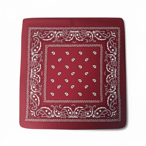 Pañoleta Alegonz Store de color rojo con estampado paisley blanco, tela suave y liviana de estilo urbano.